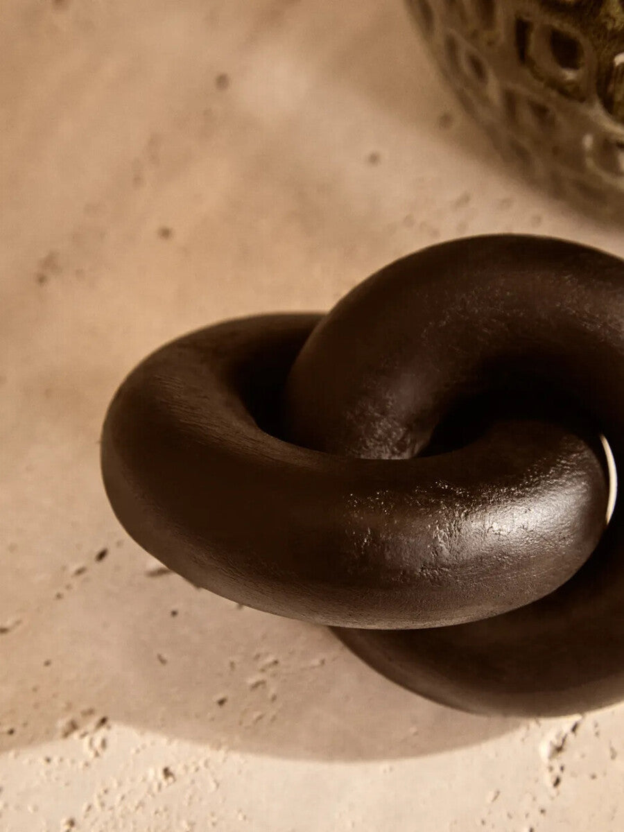 Black Small Knot Cato